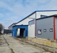 Sklady a haly na Východní ulici v Popradu s průmyslovým vzhledem a nakládací rampou.