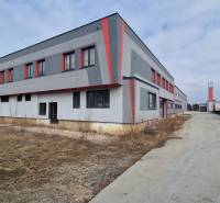 Průmyslová budova na Východní ulici v Popradu se sklady a halami.