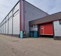 Sklady a haly na ulici Východná ve městě Poprad s dostupnou přístupovou cestou.