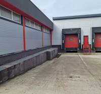 Sklady a haly s nakládacími rampami na Východní ulici v Popradu.