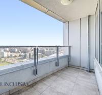 Balkon s výhledem na městskou panorámu, 2pokojový byt na Bajkalské ulici v Bratislavě.