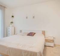 Světlá ložnice s vestavěnou skříní a dekoračními prvky v 3-pokojovém bytě.