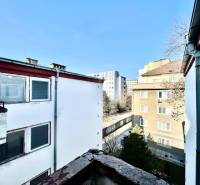 Výhled z budovy na Trenčianské ulici v Bratislavě - Ružinově s okolními domy.