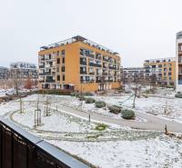 Sídlo obklopené zasněženými chodníky a zelení v Bratislavě - Petržalce na Béžové ulici.