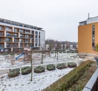 Sněhem pokryté hřiště mezi bytovými domy v Bratislavě na Béžové ulici.