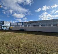 Budova v průmyslové oblasti na Nové Zámky, ulice Nové Zámky, Sklady a haly.