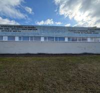 Průmyslová budova pro výrobu nábytku na Dvorská cesta v Nových Zámcích.