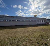 Budova v Nových Zámcích na ulici Nové Zámky, kategorie Sklady a haly.