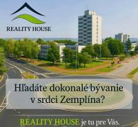 Kruhový objezd s budovami a parkovou zelení ve městě Hnojné, kategorie Pozemky - bydlení.