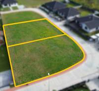 Pozemky v Kočovcích vhodné k bydlení, obklopené rodinnými domy v klidné lokalitě.