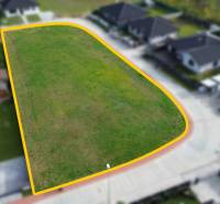 Pozemky - bydlení v Kočovcích, zelená plocha ohraničená zástavbou.