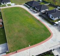 Letecký pohled na pozemky pro bydlení v Kočovcích, obklopené rodinnými domy.