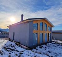 Chata v Dolní Lehotě nabízí zasněžený výhled na horskou krajinu a lesy.