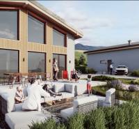 Chata v Dolní Lehotě s terasou a posezením, obklopená přírodou a moderní architekturou.