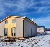 Chata v Dolní Lehotě, Dolní Lehota, zasněžená krajina, výhled na hory Chopok.