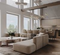 Prostorný obývací prostor s pohovkou a velkými okny v chatě, podlaha s dřevěným dekorem.