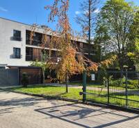 Na ulici Bodona se nachází budova se zelení, vhodná jako garsonka.