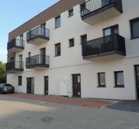 Novostavba na ulici Bodona s balkony nabízí nové garsonky k pronájmu.