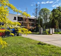 Budova na ulici Bodona s barevnými kontejnery, Garsonka v příjemném, zeleném prostředí.