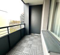 Balkon 2pokojového bytu s dekorativní dlažbou v Košicích na Popradské ulici.