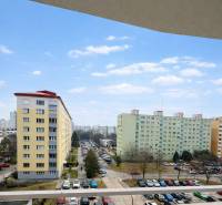 Pohled z balkonu na sídliště v Bratislavě, Petržalka, Jungmanova ulice.