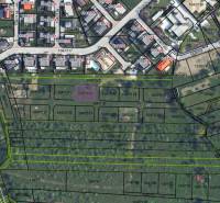 Katastrální mapa v Pezinku zobrazuje rozmístění pozemků k bydlení s čísly parcel.