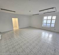 Prázdné obchodní prostory s dlažbou a oknem.