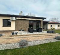 Terasa rodinného domu v Komárně s květináči a venkovním posezením.