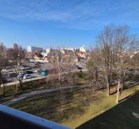 Výhled z 2pokojového bytu na Bratislavské ulici v Piešťanech, s městskou panorámou a parkem.