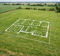 Pozemky - bydlení v Cíferi s nákresem domu, obklopené přírodou, ideální pro nový začátek.