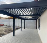 Rodinný dům na Devětinově ulici v Bratislavě - Podunajských Biskupicích má terasu s pergolou.