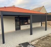 Rodinný dům v Bratislavě - Podunajské Biskupice na Devětinové ulici má krytou terasu.