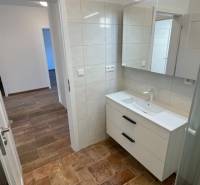 Koupelna v rodinném domě s podlahou s dřevěným dekorem a sprchovým koutem.