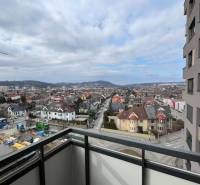 Balkonový výhled na panoráma ze 3-pokojového bytu na Alvinczyho ulici v Košicích.