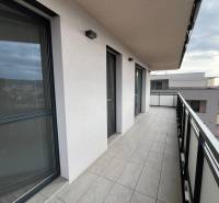 Balkon 3-pokojového bytu s dlažbou a výhledem v Košicích na Alvinczyho ulici.