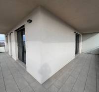 Balkon 3pokojového bytu s panoramatickým výhledem z ulice Alvinczyho, městská část Staré Město, Košice.