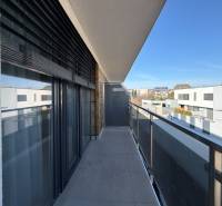 Balkon v 3-pokojovém bytě s výhledem na ulici v Košicích, městská část Západ, Topoľčianska.