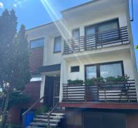 Rodinný dům na Tálové ulici ve Velkém Orvišti se dvěma balkony, dřevinami a garáží.