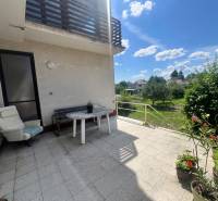 Rodinný dům na Tálové ulici ve Velkém Orvišti s terasou a zahradou na slunečný den.