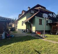 Rodinný dům v Lutile s dvorem, přístřeškem a zahradou.