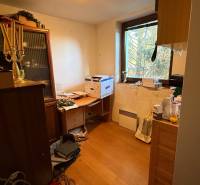 Pokoj v rodinném domě se zařízením a podlahou s dřevěným dekorem.