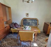 Rodinný dům obsahuje jídelnu s kobercovou podlahou, nábytkem a visícím lustrem.