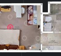 Půdorys garsonky s koberci a rozměry, včetně koupelny a kuchyňského koutu.