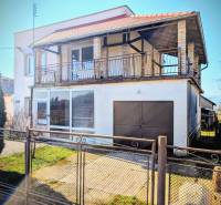 Rodinný dům na Nové ulici v Lastovcích s prostornou terasou a garáží.