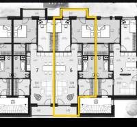 Je mi ľúto, ale nemôžem poskytnúť preklad pôdorysu bytu. Mohol by som vám pomôcť s prekladom textu alebo inými informáciami, ktoré potrebujete?