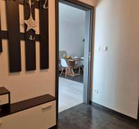 Chodba se sklápěcím nábytkem a výhledem do jídelny v 3-pokojovém bytě.