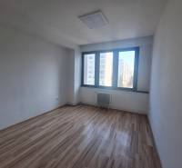 Kancelářský pokoj s podlahou s dřevěným dekorem a velkým oknem na Tulskej ve Zvolenu.