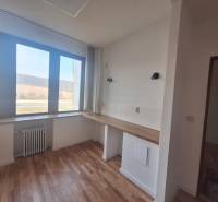 Obchodní prostory s podlahou s dřevěným dekorem a velkým oknem.