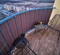 Balkon 3-pokojového bytu s podlahou s dřevěným dekorem na Novomeského ulici v Popradu.