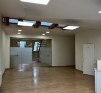 Kanceláře s podlahou s dřevěným dekorem, prosklené dveře a schody.